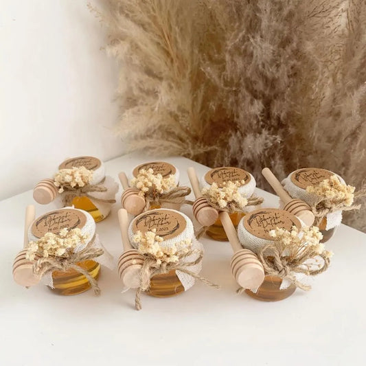 Wald-Honigglas als personalisiertes Gastgeschenk für Hochzeit, Taufe und Kommunion, im natürlichen Waldstil dekoriert mit Holzlöffel und Trockenblumen