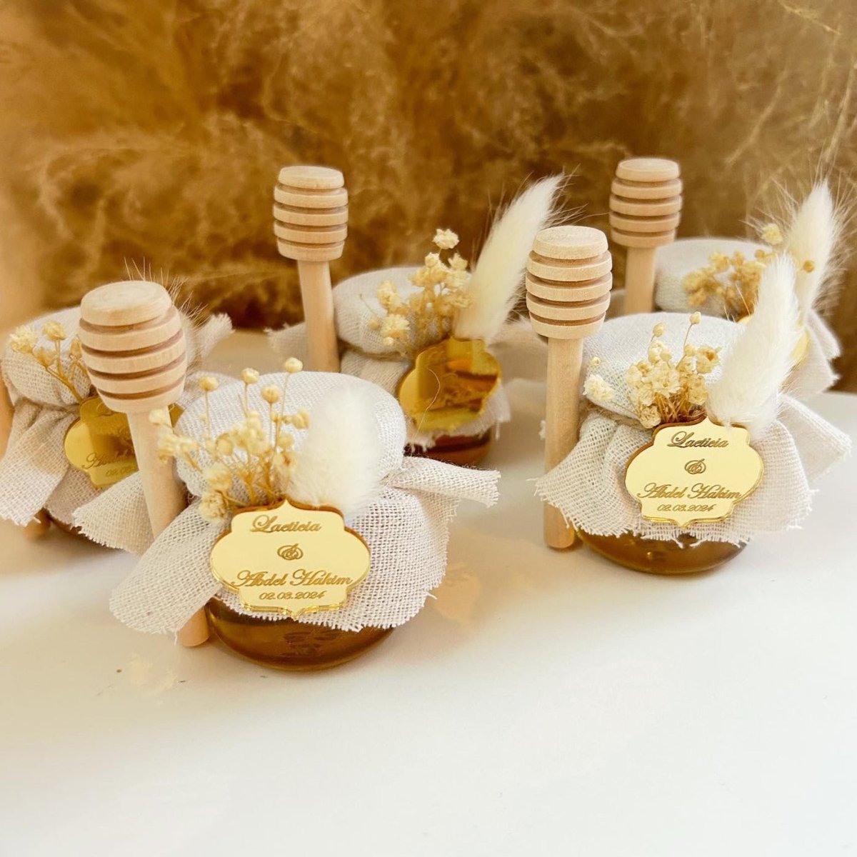 MON CADEAU INVITE - Personalisierter Weißer Prestige Honig im Glas mit goldenem Etikett, Honiglöffel, Schleife und getrockneten Blumen, elegantes Gastgeschenk für Hochzeit oder besonderes Event