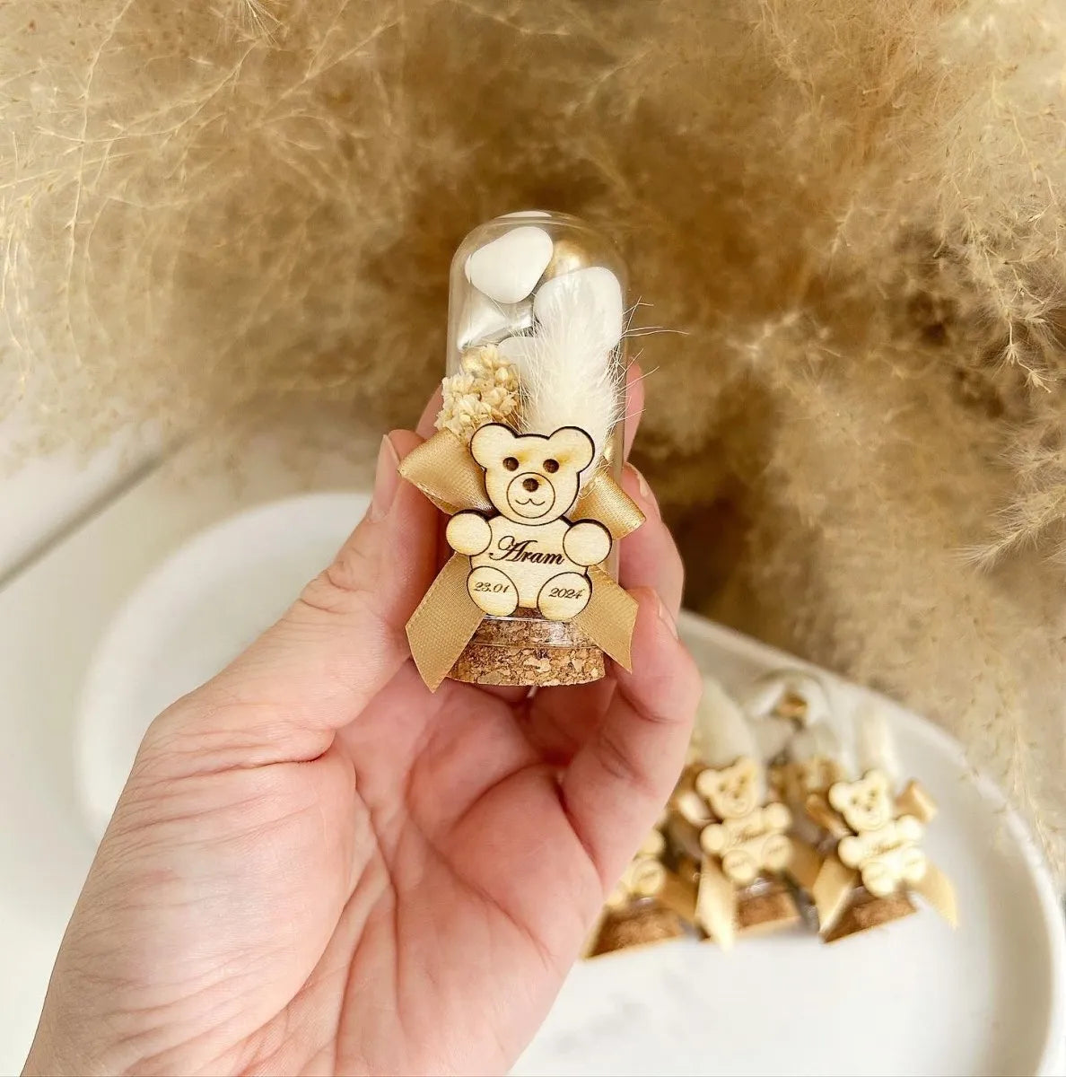 MON CADEAU INVITE - Personalisierte Zuckermandeln Bärchen und Glöckchen im Reagenzglas mit Schleife, Feder und Bärendekor, süßes Gastgeschenk für Taufe, Geburt oder besonderes Event