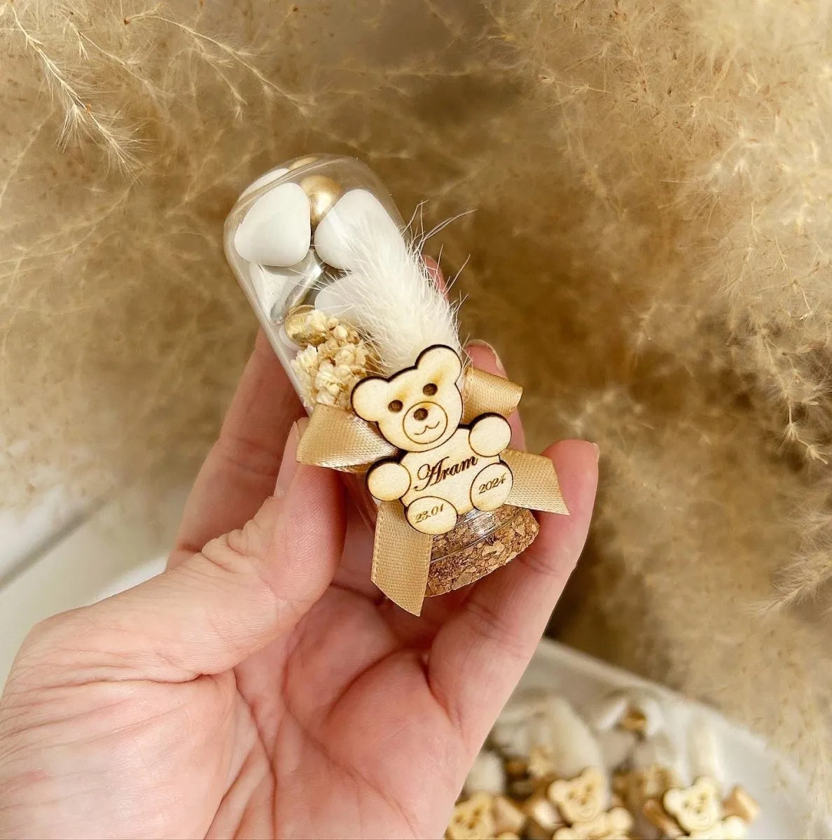 MON CADEAU INVITE - Personalisierte Zuckermandeln Bärchen und Glöckchen im Reagenzglas mit Schleife, Feder und Bärendekor, süßes Gastgeschenk für Taufe, Geburt oder besonderes Event