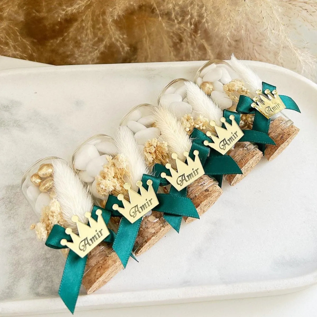MON CADEAU INVITE - Personalisierte Zuckermandeln Bärchen Prinz im Reagenzglas mit Krone, grünem Band, Feder und getrockneten Blumen, süßes Gastgeschenk für Taufe, Geburt oder besonderes Event