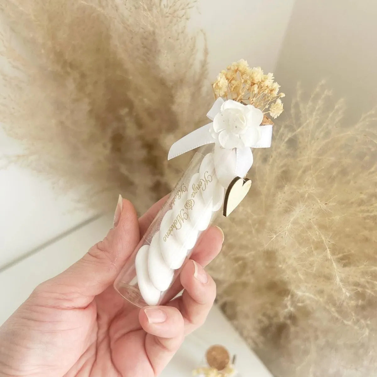 MON CADEAU INVITE - Personalisierte Zuckermandeln Blanco im Reagenzglas mit weißer Blume, Schleife und getrockneten Blumen, elegantes Gastgeschenk für Hochzeit oder besonderes Event