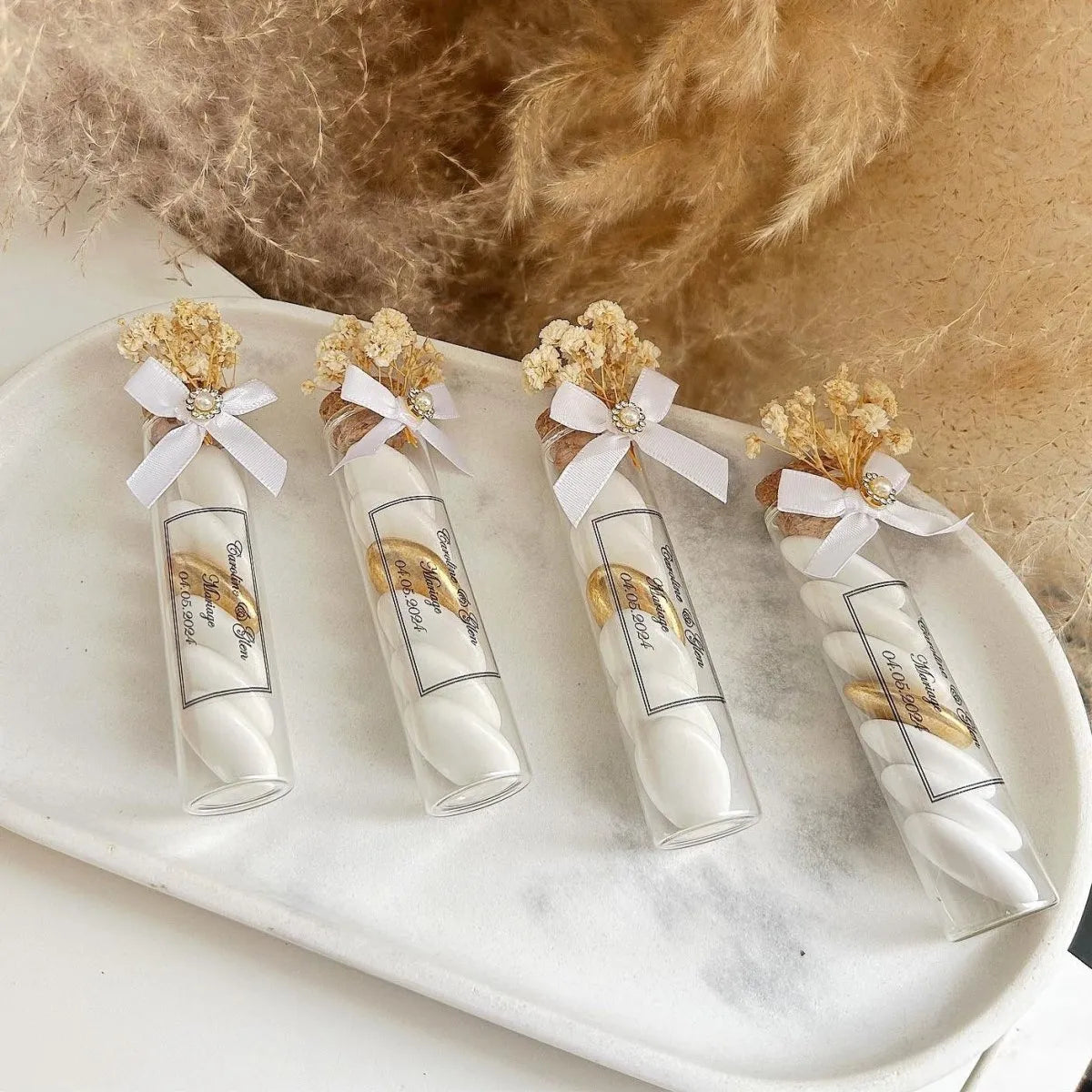 MON CADEAU INVITE - Personalisierte Zuckermandeln Champagne im Reagenzglas mit weißer Schleife, getrockneten Blumen und eleganter Beschriftung, stilvolle Gastgeschenke für Hochzeit oder besonderes Event