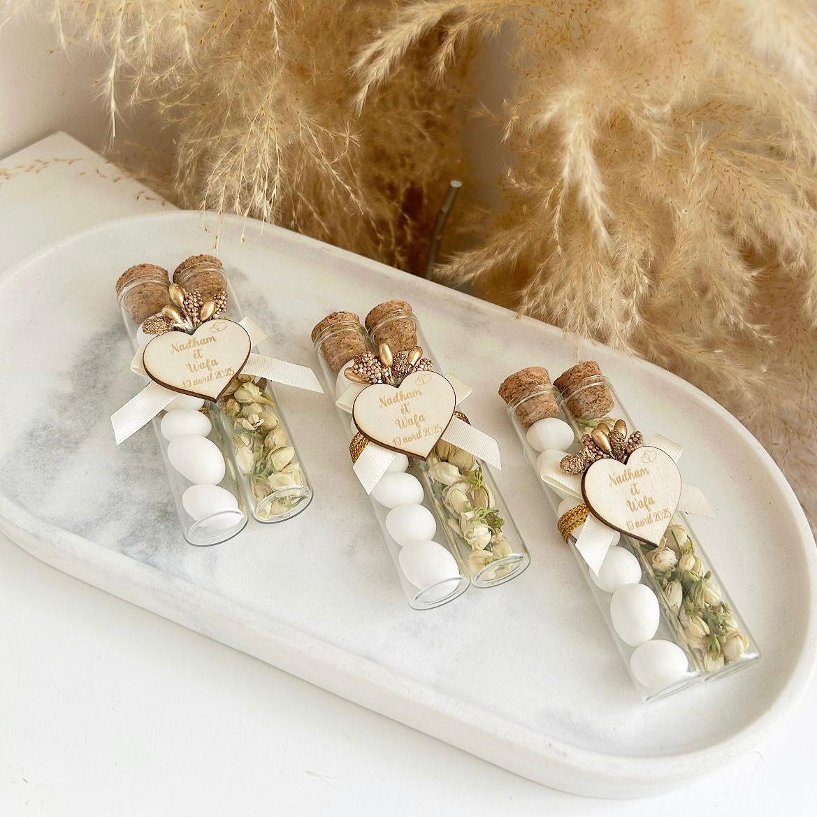 MON CADEAU INVITE -  Personalisierte Zuckermandeln Duo im Reagenzglas mit Herzetikett, Korkverschluss und getrockneten Blumen, elegantes Gastgeschenk für Hochzeit oder besonderes Event