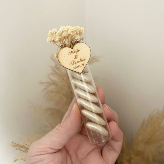Transparenter Tube mit Zuckermandeln Love in Perlmuttoptik, graviertem Holzherz und elfenbeinfarbenen Trockenblumen