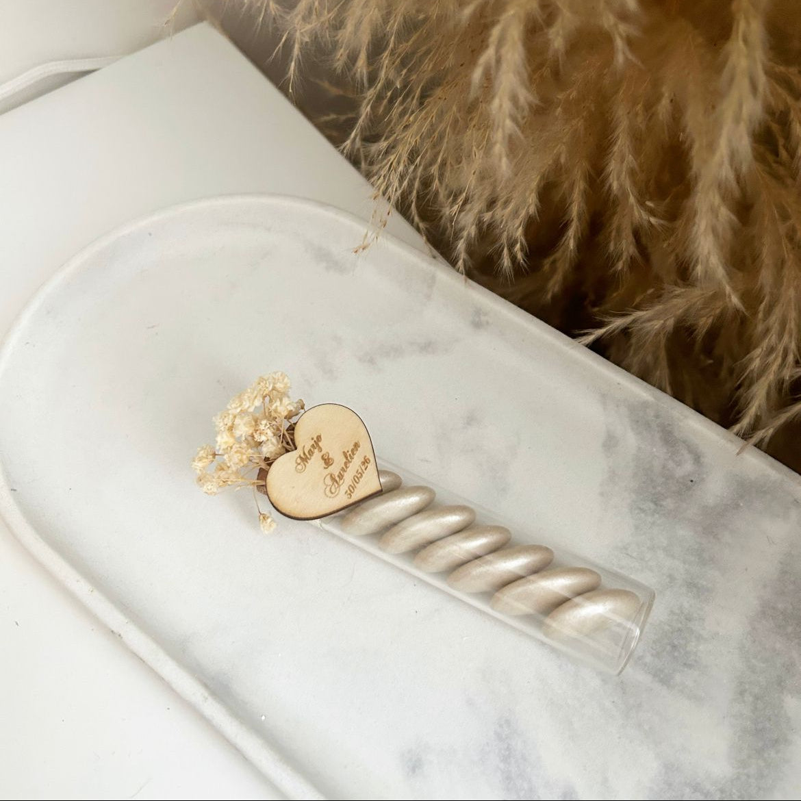 Transparenter Tube mit Zuckermandeln Love in Perlmuttoptik, graviertem Holzherz und elfenbeinfarbenen Trockenblumen