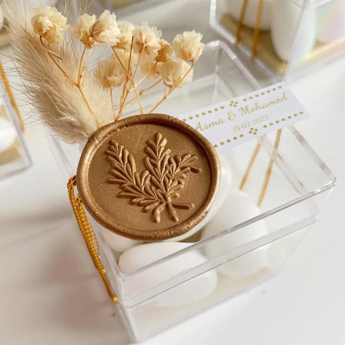 MON CADEAU INVITE - Personalisierte Zuckermandeln Marquise in transparenter Box mit goldenem Siegel, getrockneten Blumen und Etikett, elegantes Gastgeschenk für Hochzeit oder besonderes Event