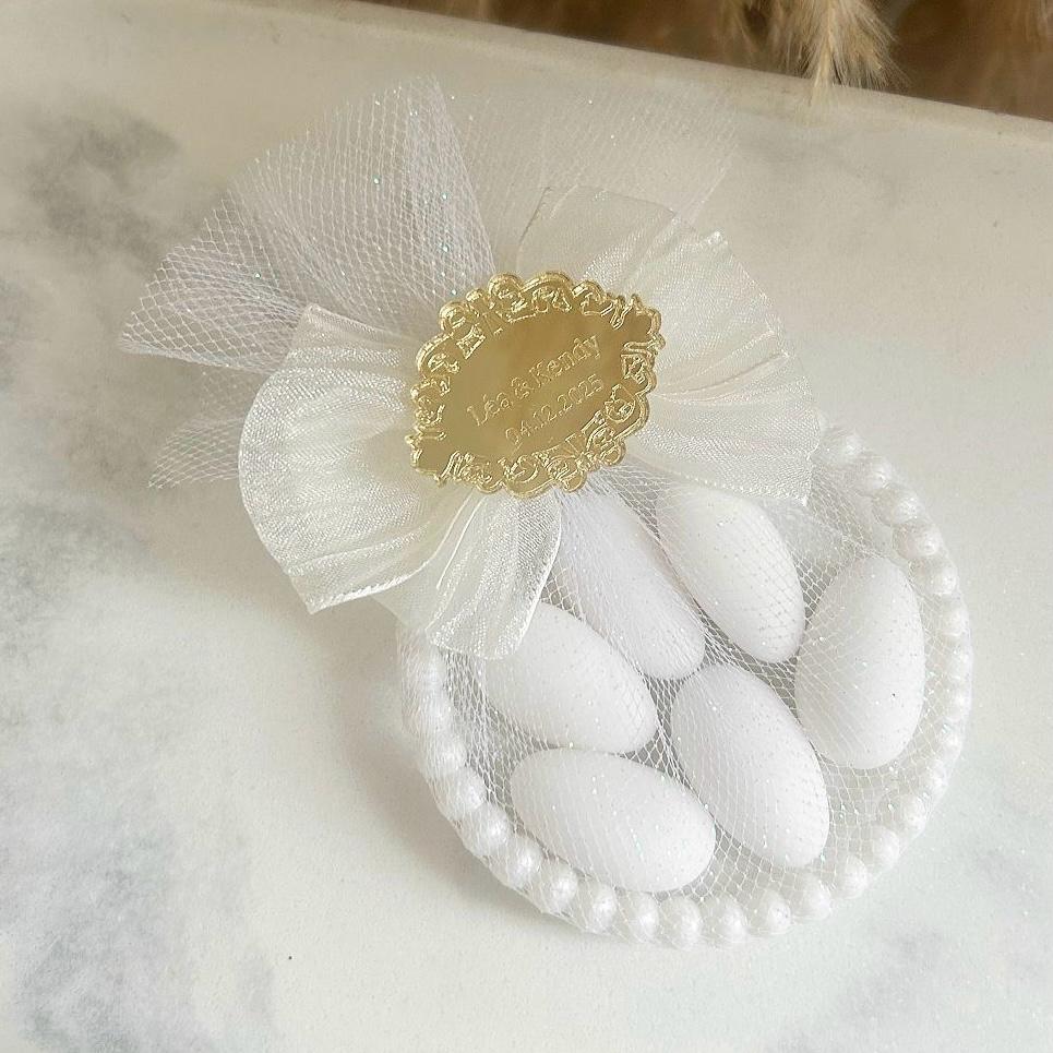 Zuckermandeln „Perle Pure“ als Hochzeits-Gastgeschenk, runde Dose mit Perlenrand, Schleife und Etikett
