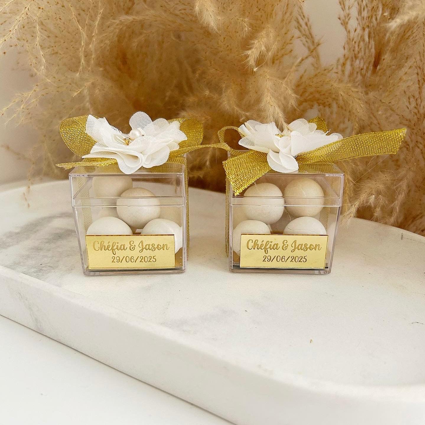 MON CADEAU INVITE - Personalisierte Zuckermandeln in transparenter Box mit goldener Schleife, Etikett und eleganter Dekoration, stilvolles Gastgeschenk für Hochzeit oder besonderes Event