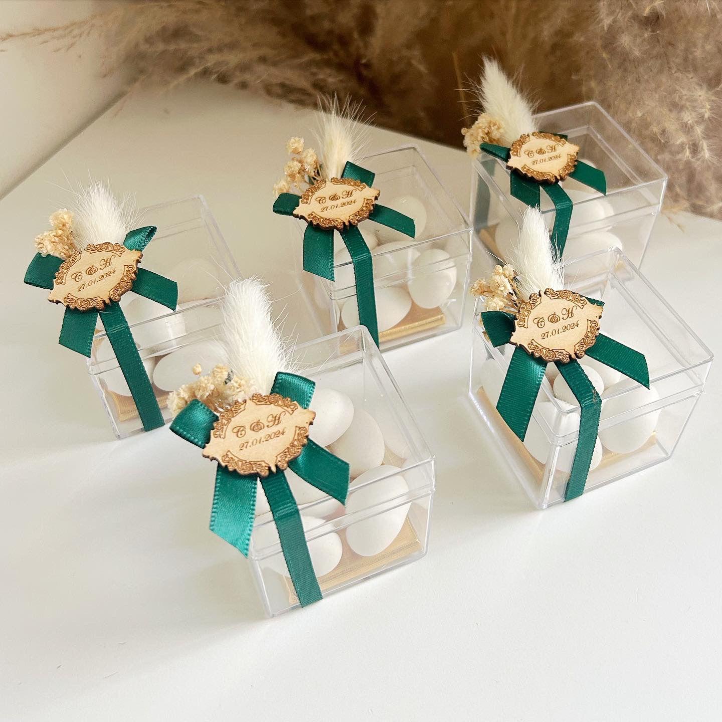 MON CADEAU INVITE - Personalisierte Zuckermandeln in transparenter Box mit grünem Band, Holzetikett und getrockneten Blumen, elegantes Gastgeschenk für Hochzeit oder besonderes Event
