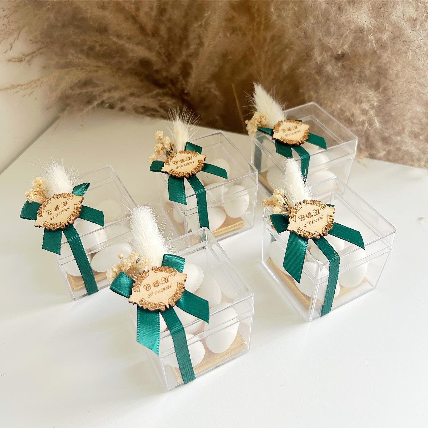 MON CADEAU INVITE - Personalisierte Zuckermandeln in transparenter Box mit grünem Band, Holzetikett und getrockneten Blumen, elegantes Gastgeschenk für Hochzeit oder besonderes Event