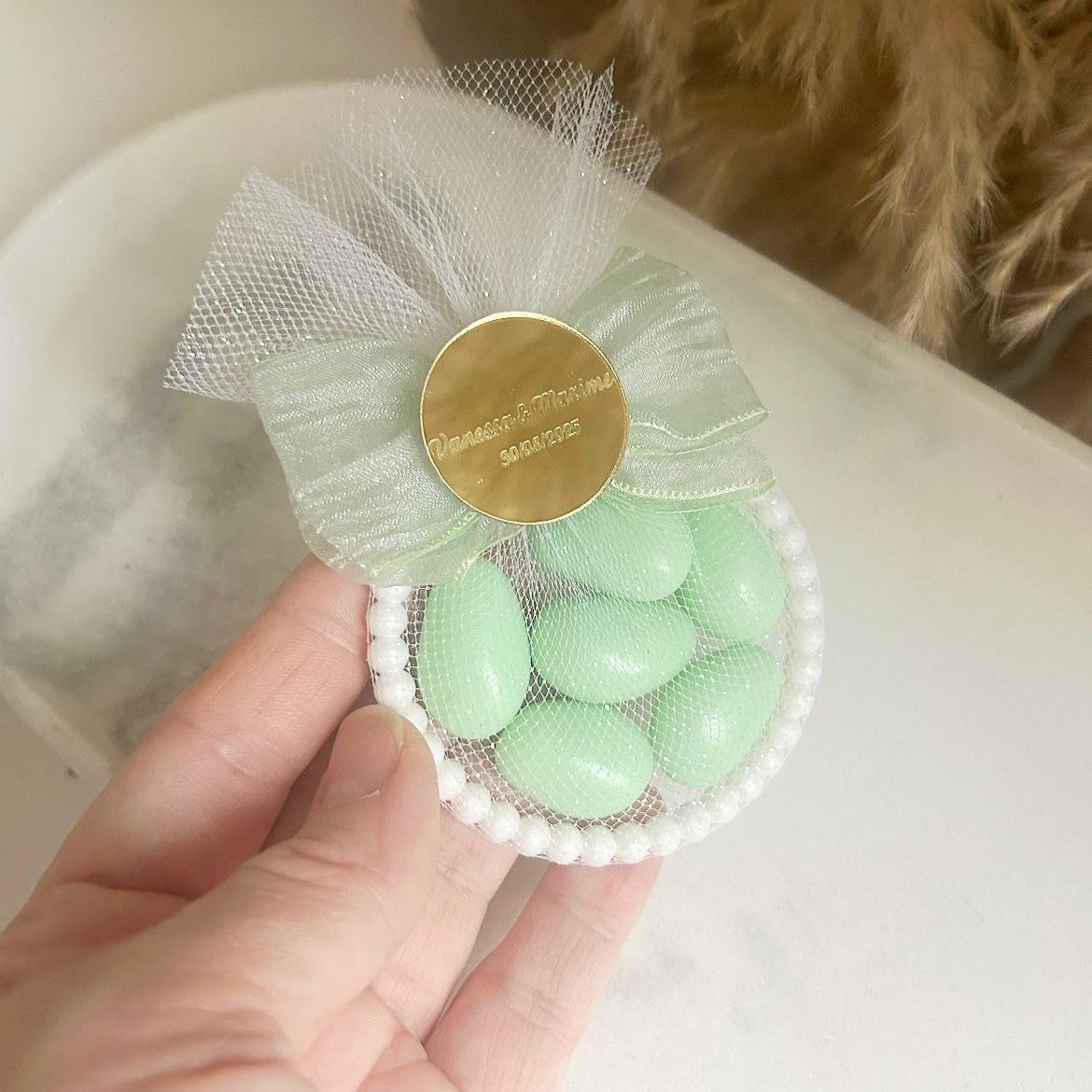 Personalisierte Zuckermandeln „Salbei-Perlen“ als Hochzeits-Gastgeschenk, salbeigrün, elegante Tischdeko