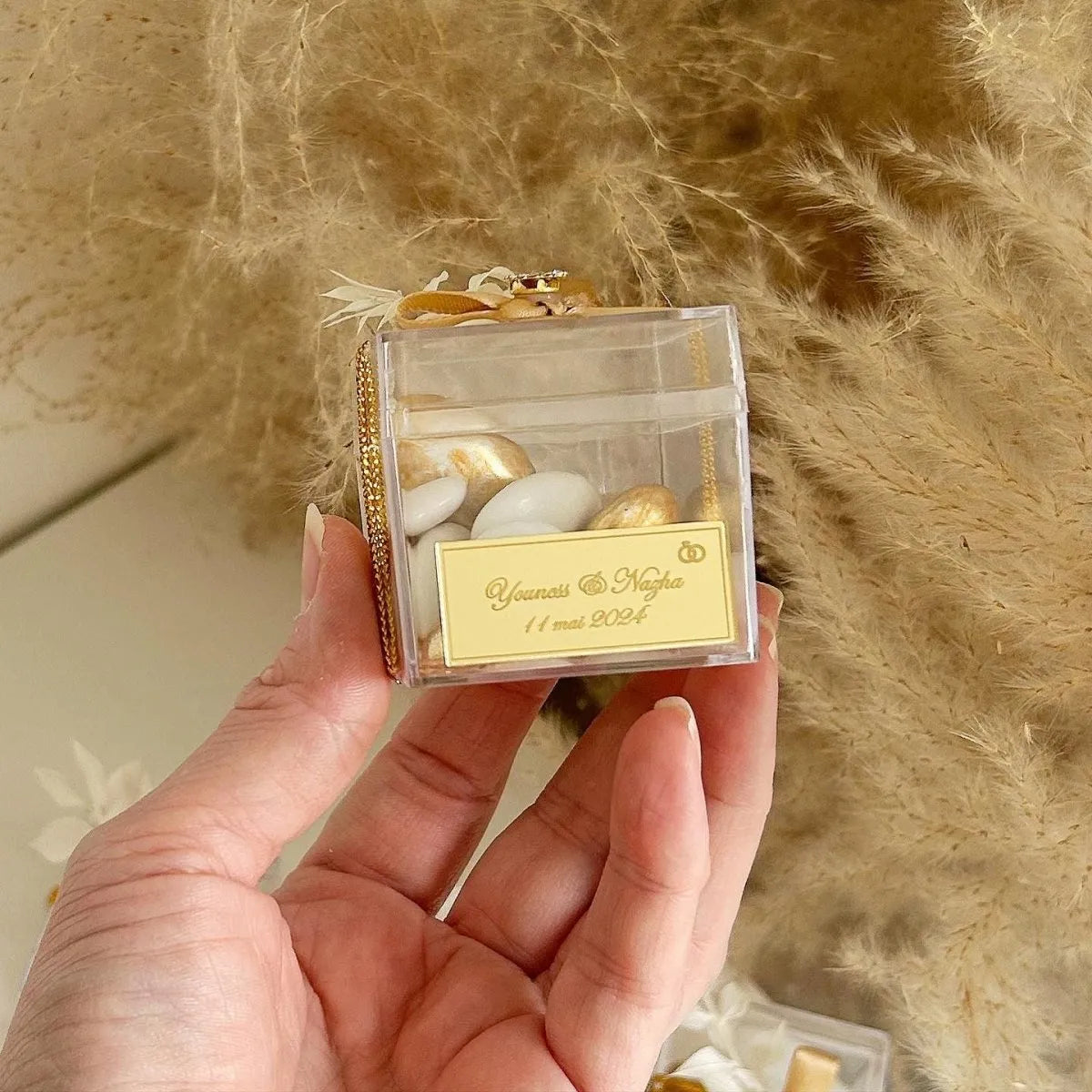 MON CADEAU INVITE - Personalisierte Zuckermandeln Schatz in transparenter Box mit goldener Plakette und eleganter Dekoration, stilvolles Gastgeschenk für Hochzeit oder besonderes Event