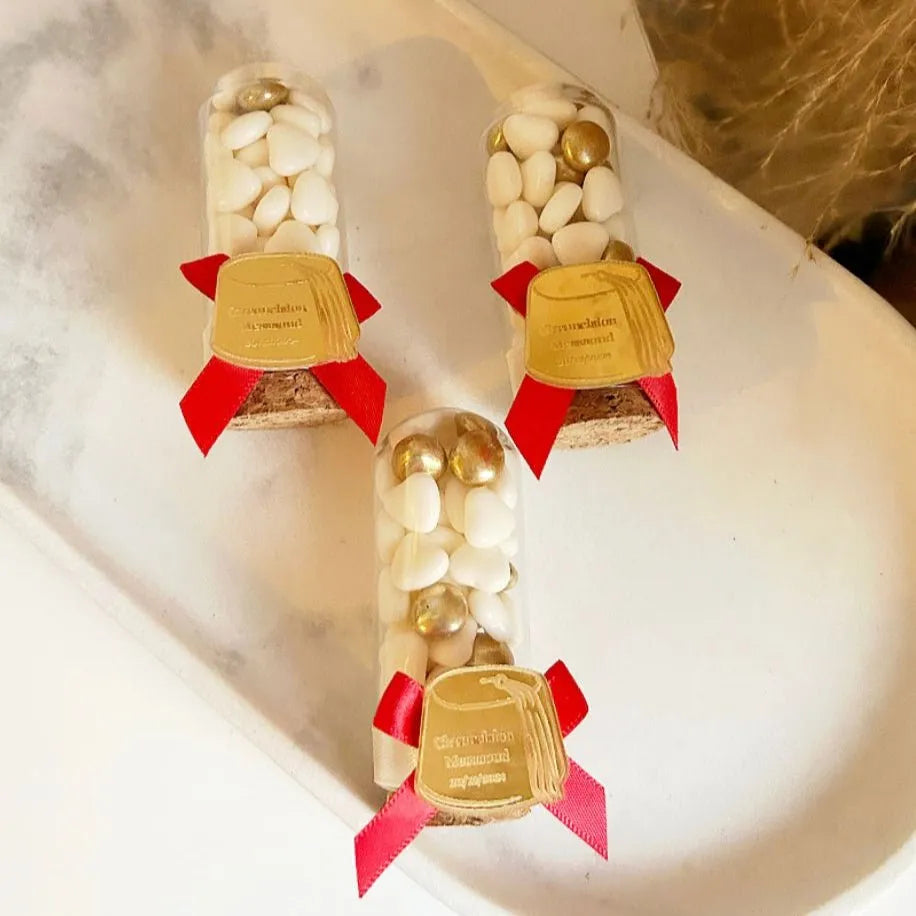 MON CADEAU INVITE - Personalisierte Zuckermandeln Tarbouche im Reagenzglas mit roter Schleife, goldener Plakette und dekorativen Details, elegantes Gastgeschenk für Hochzeit oder besonderes Event