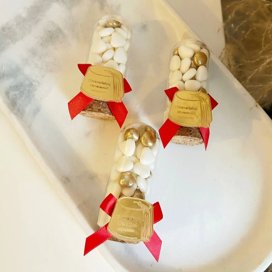 MON CADEAU INVITE - Personalisierte Zuckermandeln Tarbouche im Reagenzglas mit roter Schleife, goldener Plakette und dekorativen Details, elegantes Gastgeschenk für Hochzeit oder besonderes Event