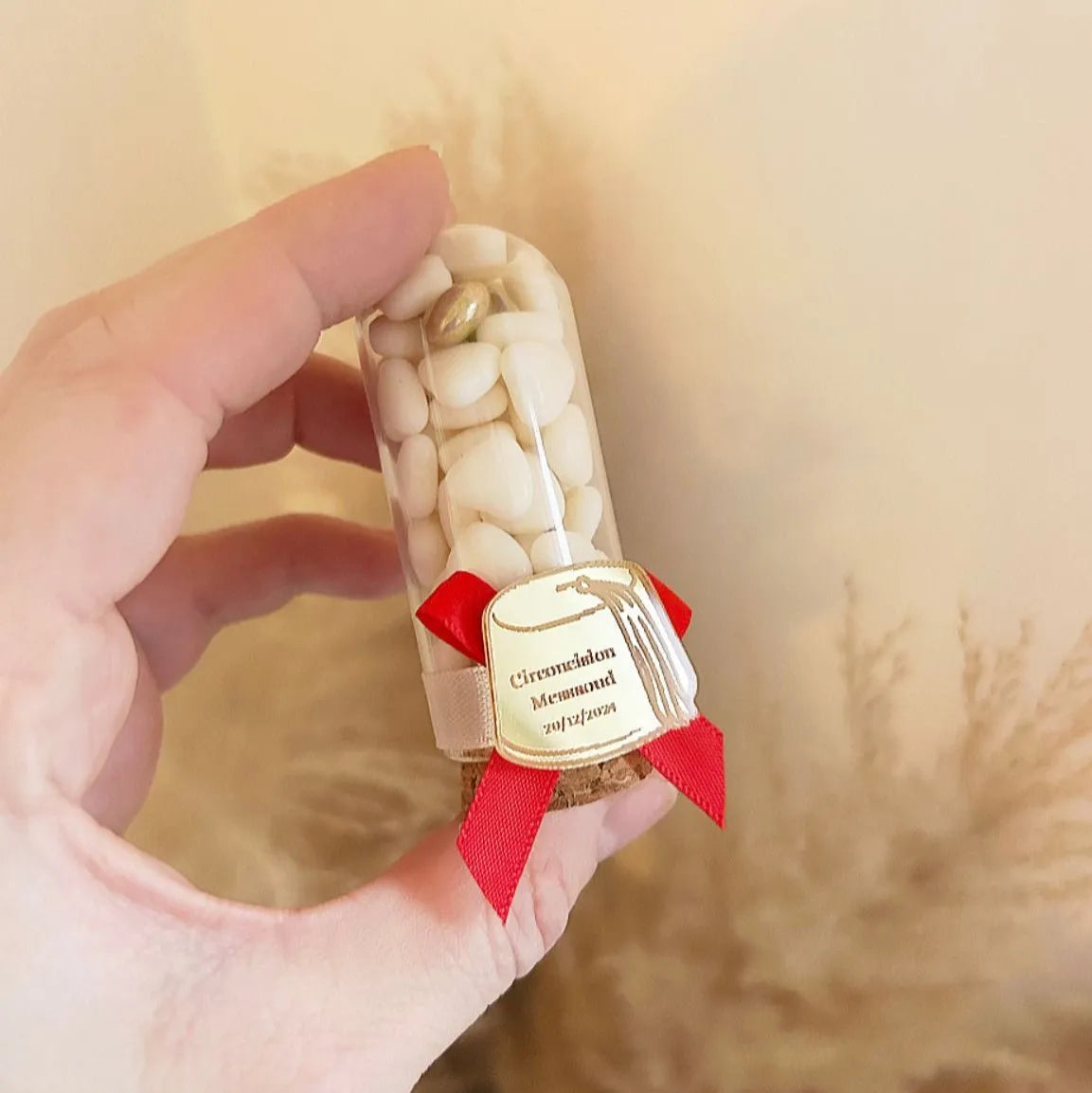 MON CADEAU INVITE - Personalisierte Zuckermandeln Tarbouche im Reagenzglas mit roter Schleife, goldener Plakette und dekorativen Details, elegantes Gastgeschenk für Hochzeit oder besonderes Event