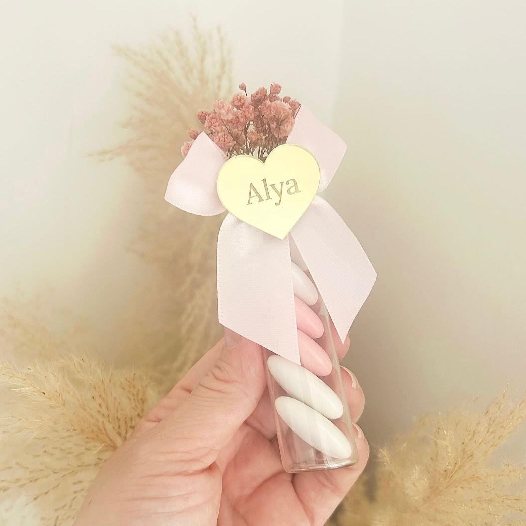 Zuckermandeln als Tauf-Gastgeschenk im Röhrchen, personalisiert, stilvolle Tischdeko für Gäste